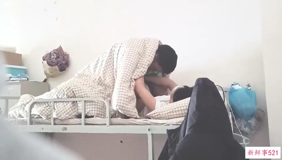 吃瓜-女的跑去男生宿舍，二话不说直接开干，全然不顾宿舍还有两个男舍友