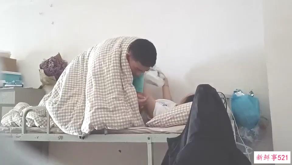 吃瓜-女的跑去男生宿舍，二话不说直接开干，全然不顾宿舍还有两个男舍友