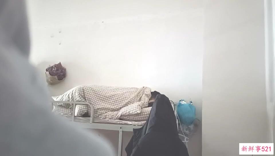 吃瓜-女的跑去男生宿舍，二话不说直接开干，全然不顾宿舍还有两个男舍友