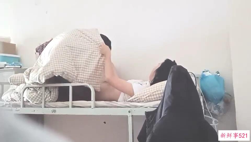 吃瓜-女的跑去男生宿舍，二话不说直接开干，全然不顾宿舍还有两个男舍友