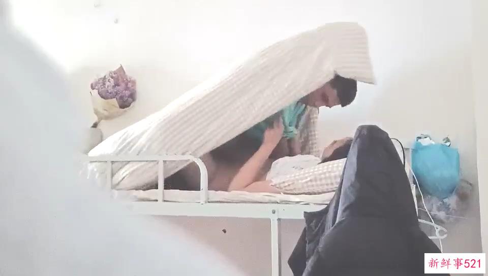 吃瓜-女的跑去男生宿舍，二话不说直接开干，全然不顾宿舍还有两个男舍友