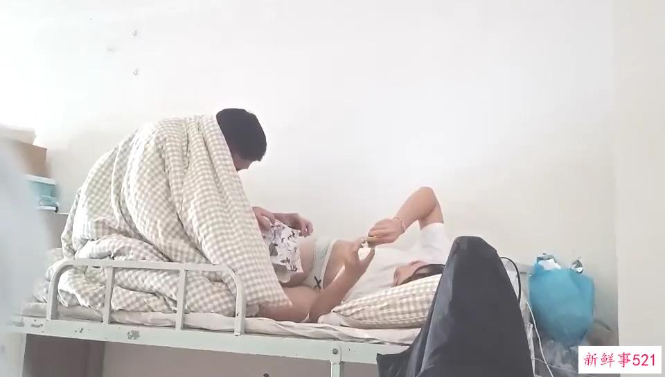 吃瓜-女的跑去男生宿舍，二话不说直接开干，全然不顾宿舍还有两个男舍友