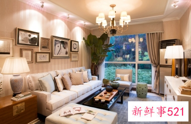 木纹地板配什么颜色衣柜