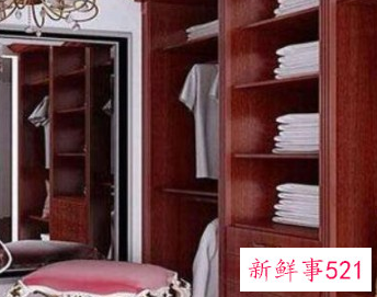 木纹地板配什么颜色衣柜