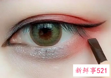 画眼线的正确步骤
