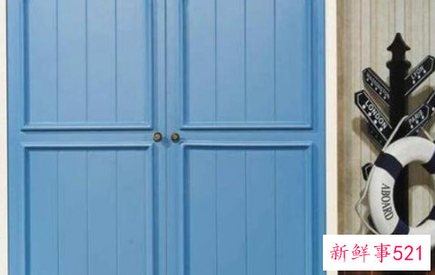 木纹地板配什么颜色衣柜