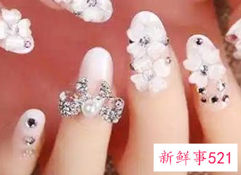 什么指甲的颜色显白