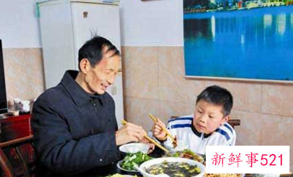 梦见去世很久的姥爷在吃饭