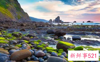 梦见天空很多石头往下落是什么意思