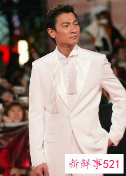 刘德华找向华强借钱，向太送他5个字