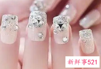 什么指甲的颜色显白