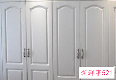 木纹地板配什么颜色衣柜