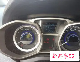 驾驶室里有低沉嗡嗡响