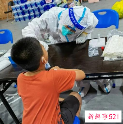 广州医生核酸采样“偶遇”儿子