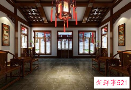 堂屋门靠东边还是西边