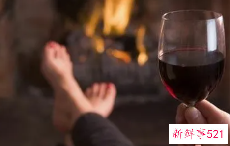 女人晚上喝红酒好吗
