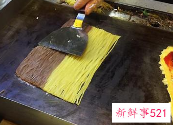 东北烤冷面是什么材料做的