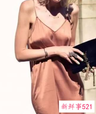 女士吊带长裙怎么搭配