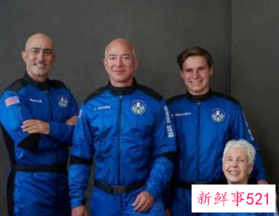 贝索斯太空飞行近11分钟后成功着陆