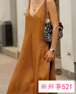 女士吊带长裙怎么搭配