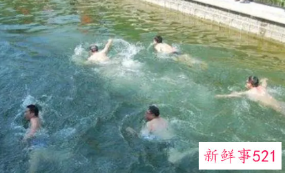 梦见一群人在河里游泳