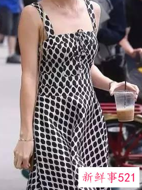 女士吊带长裙怎么搭配