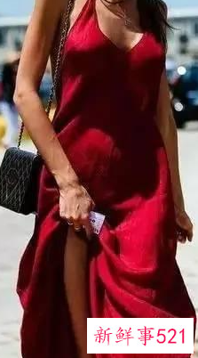 女士吊带长裙怎么搭配