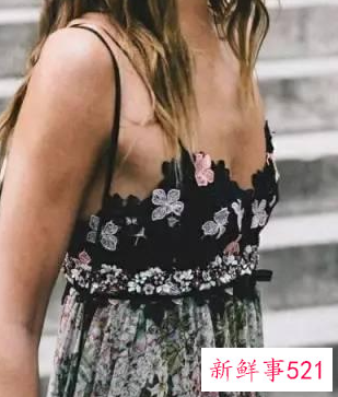 女士吊带长裙怎么搭配