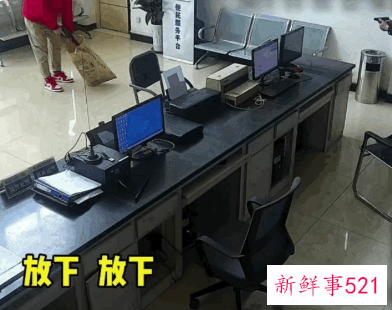 小伙派出所交枪反倒吓坏民警