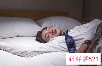 女人梦见睡在别人的床上