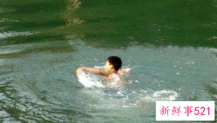 梦见一群人在河里游泳