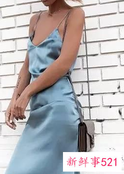 女士吊带长裙怎么搭配