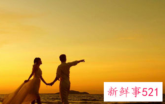 男领导为什么在远处偷偷看我