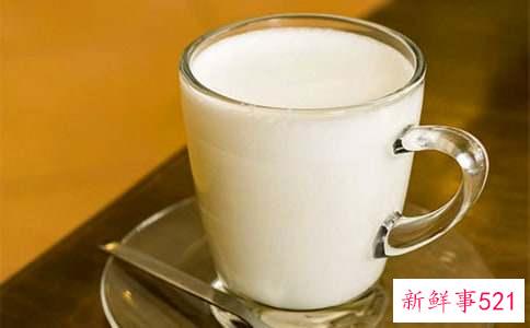 请问牛奶和羊奶哪个营养更好