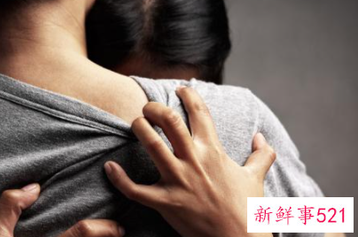 男人想抱一个女人说明