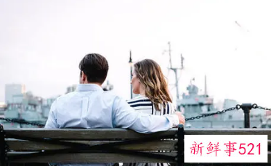 梦见自己被已婚男同事搂抱在一起