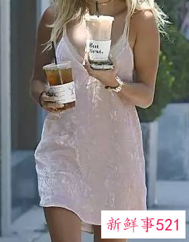 女士吊带长裙怎么搭配