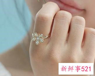 女生结婚戒指戴哪只手图解