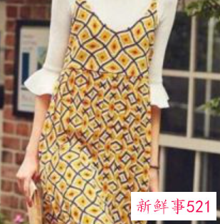 女士吊带长裙怎么搭配