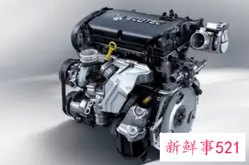 驾驶室里有低沉嗡嗡响