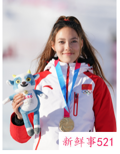 2022年北京冬奥会中国旗手是谁