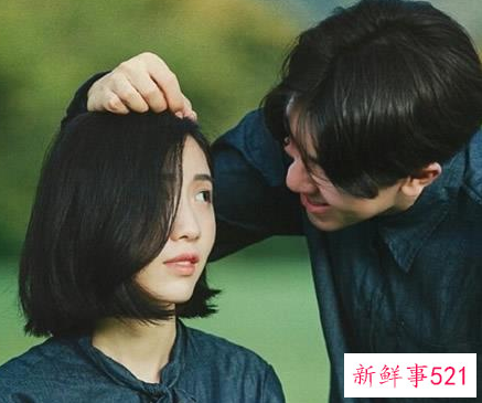 男人摸女人的头