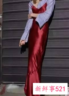 女士吊带长裙怎么搭配