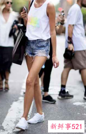 牛仔短裤配什么鞋图片