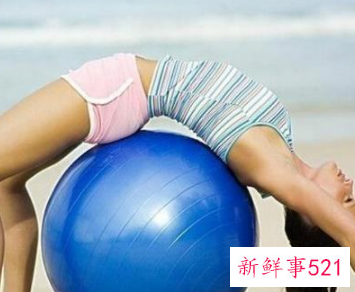 情侣套房的瑜伽球怎么用