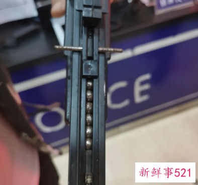 小伙派出所交枪反倒吓坏民警