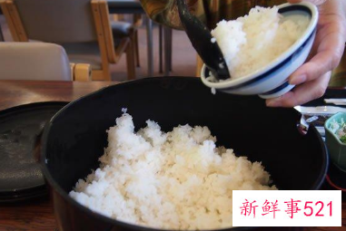 梦见自己端着一碗饭在吃