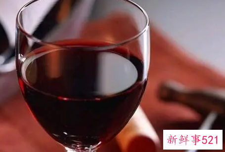 女人晚上喝红酒好吗