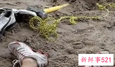 梦见与人一起收拾死尸有臭味