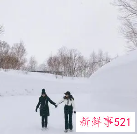 梦见和别人一起在雪地上走